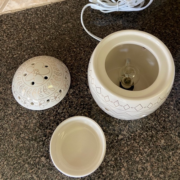 🆕 | Scentsy Eggs-Press Yourself Warmer NIB - Picture 8 of 9